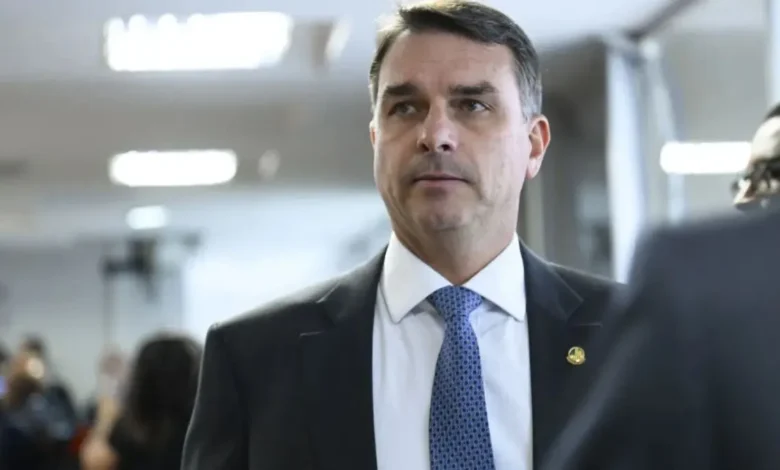 Flávio Bolsonaro solicita investigação contra diretor da Polícia Federal