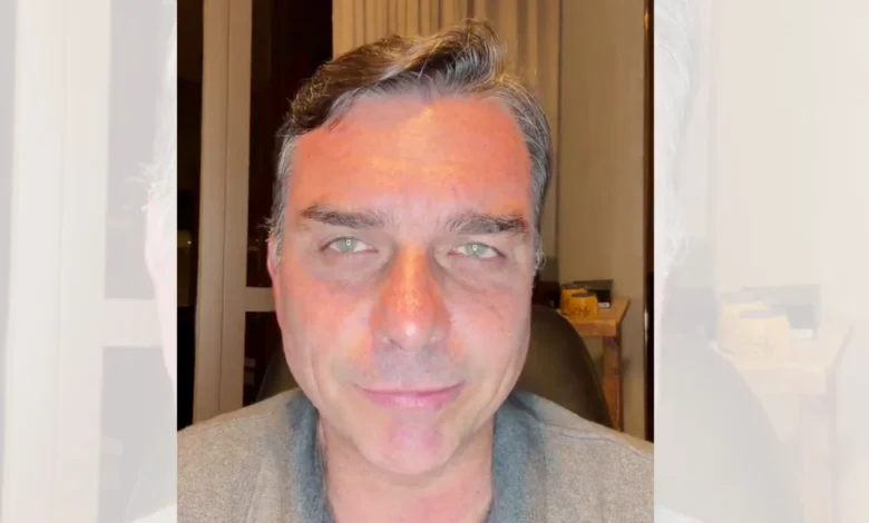 Flávio Bolsonaro sugere nova eleição presidencial no Brasil antes de 2030