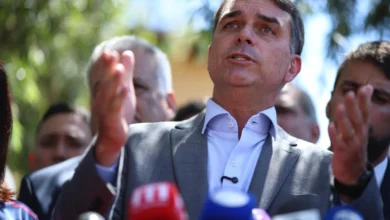 Flávio Bolsonaro usa críticas antigas de Alckmin contra Lula em propaganda