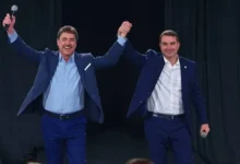Flávio Bolsonaro vai a fazenda de Wilder Morais em Goiás para gravar com sertanejos