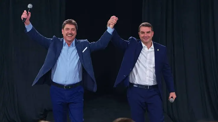 Flávio Bolsonaro vai a fazenda de Wilder Morais em Goiás para gravar com sertanejos