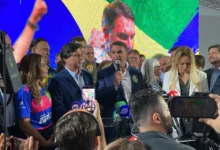 Flávio Bolsonaro visita pai em Brasília e articula apoios para o segundo turno