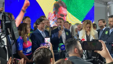 Flávio Bolsonaro visita pai em Brasília e articula apoios para o segundo turno