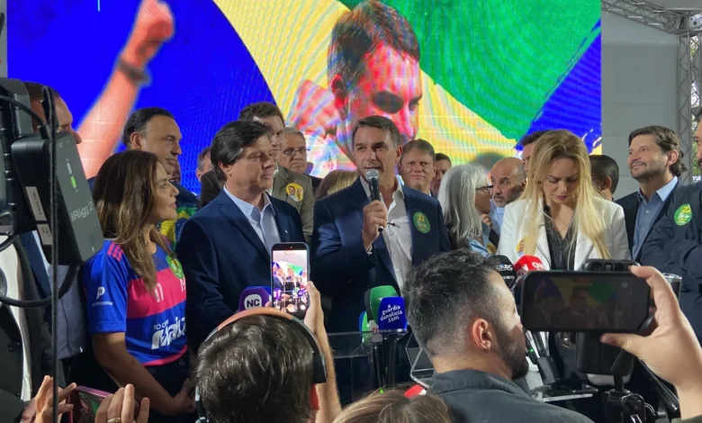 Flávio Bolsonaro visita pai em Brasília e articula apoios para o segundo turno