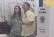 Flávio Bolsonaro vota no Rio de Janeiro e apela contra abstenção no segundo turno