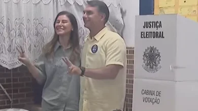 Flávio Bolsonaro vota no Rio de Janeiro e apela contra abstenção no segundo turno