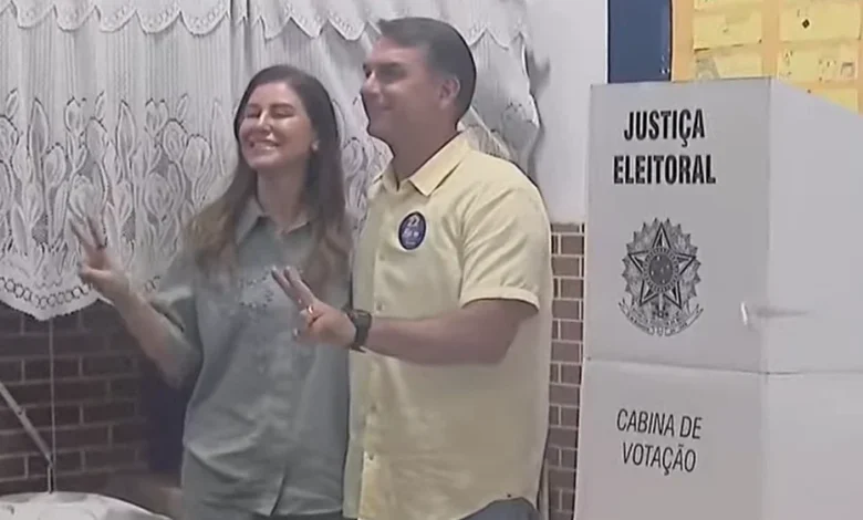 Flávio Bolsonaro vota no Rio de Janeiro e apela contra abstenção no segundo turno
