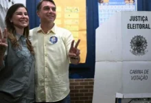 Flávio Bolsonaro vota no Rio de Janeiro e critica economia e segurança pública