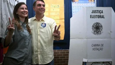Flávio Bolsonaro vota no Rio de Janeiro e critica economia e segurança pública