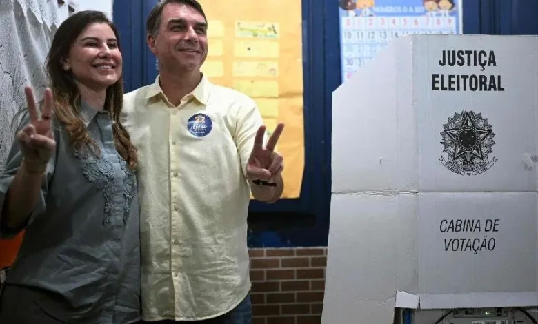 Flávio Bolsonaro vota no Rio de Janeiro e critica economia e segurança pública