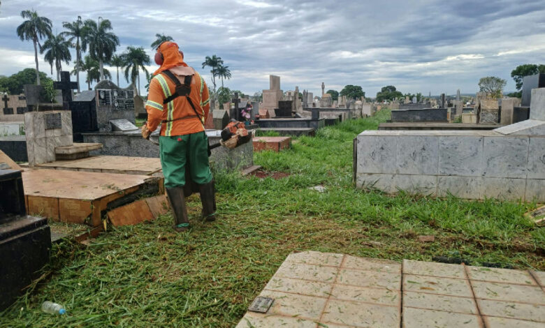 Força-tarefa limpa cemitérios municipais para o Dia de Finados
