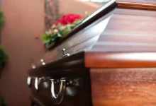 Funerária deve indenizar família após queda de caixão durante traslado em Anápolis