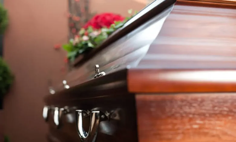 Funerária deve indenizar família após queda de caixão durante traslado em Anápolis