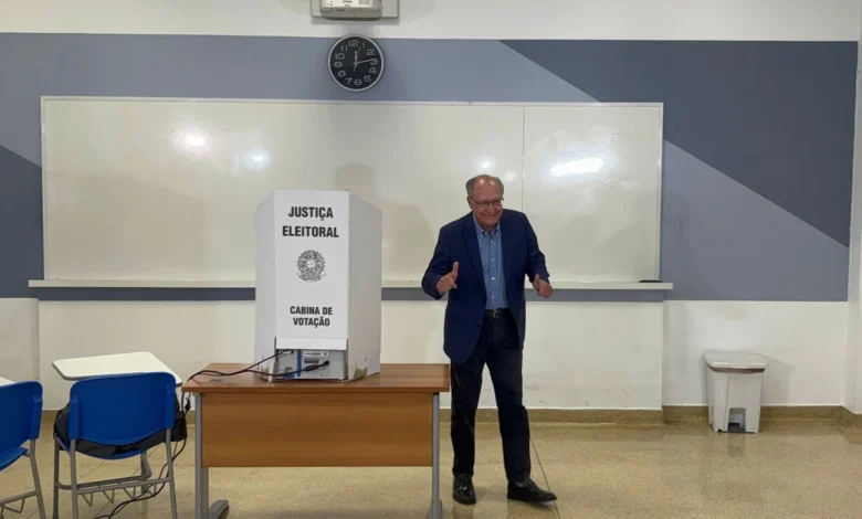 Geraldo Alckmin vota em São Paulo, condena violência política e manifesta confiança na vitória
