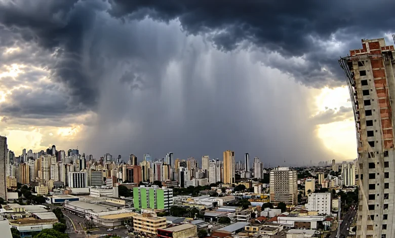 Goiânia enfrenta alerta de tempestades e ventos fortes durante o fim de semana