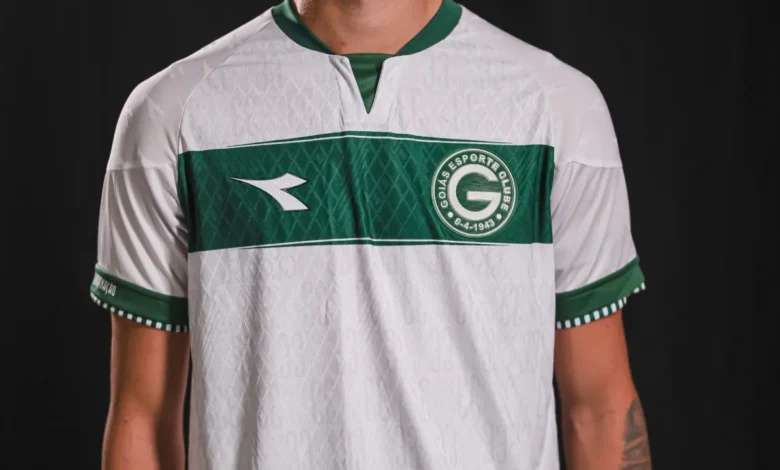 Goiás lança nova camisa reserva para a temporada com faixa transversal