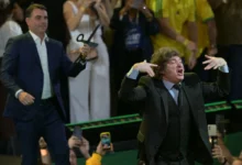 Governo evita crise diplomática com Milei após chamar representante argentina por fuga de Flávio Bolsonaro