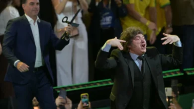 Governo evita crise diplomática com Milei após chamar representante argentina por fuga de Flávio Bolsonaro