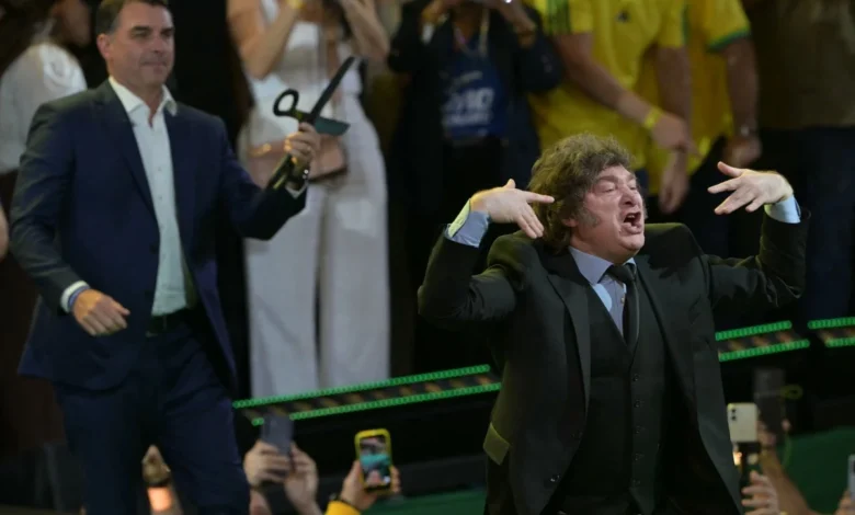 Governo evita crise diplomática com Milei após chamar representante argentina por fuga de Flávio Bolsonaro