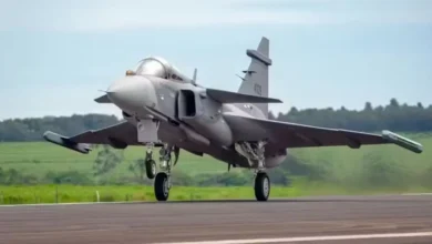 Gripen nacional realiza voo inaugural e reforça frota da Força Aérea Brasileira