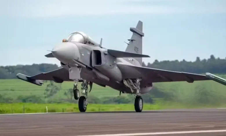 Gripen nacional realiza voo inaugural e reforça frota da Força Aérea Brasileira