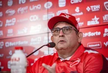 Guto Ferreira blinda Hayner e assume culpa após derrota do Vila nova