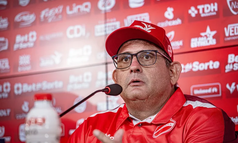 Guto Ferreira blinda Hayner e assume culpa após derrota do Vila nova