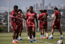 Guto Ferreira define escalação do Vila Nova sem dois volantes titulares para jogo da Série B