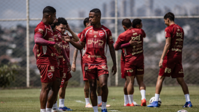 Guto Ferreira define escalação do Vila Nova sem dois volantes titulares para jogo da Série B