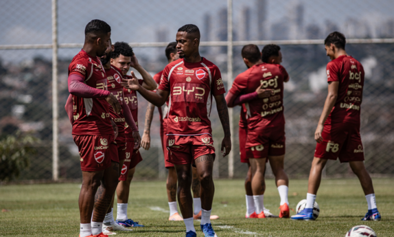 Guto Ferreira define escalação do Vila Nova sem dois volantes titulares para jogo da Série B
