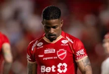 Hayner recebe cartão vermelho por gesto obsceno após Vila Nova virar sobre o São Bernardo