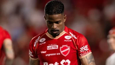 Hayner recebe cartão vermelho por gesto obsceno após Vila Nova virar sobre o São Bernardo