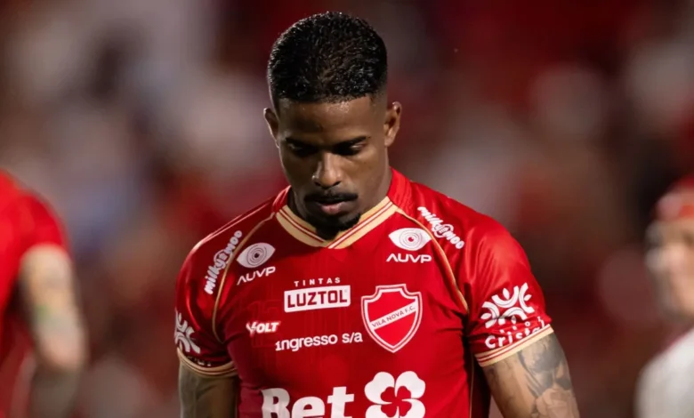 Hayner recebe cartão vermelho por gesto obsceno após Vila Nova virar sobre o São Bernardo