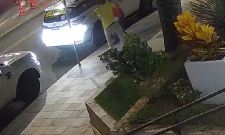 Idoso de 70 anos sofre agressão em Goiânia por engano político ao usar camisa vermelha