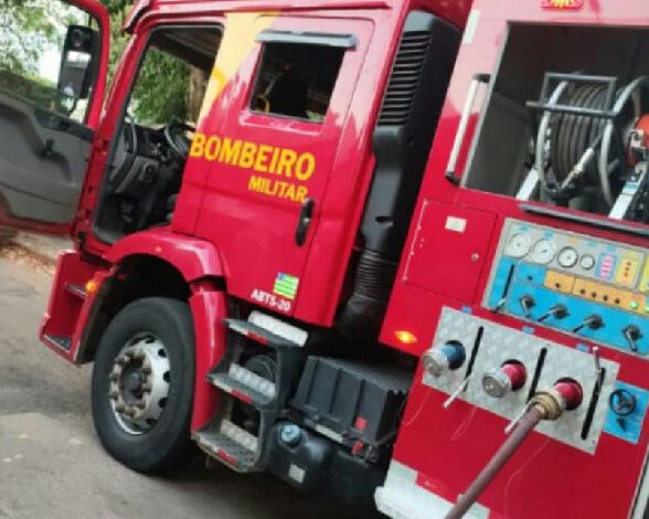 Idoso é resgatado pelo Samu após incêndio destruir casa neste domingo em Anápolis