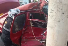 Idoso está em estado grave após carro ser arrastado por caminhão em cruzamento de Goiânia