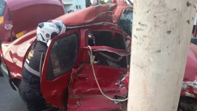 Idoso está em estado grave após carro ser arrastado por caminhão em cruzamento de Goiânia