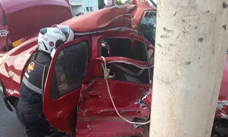 Idoso está em estado grave após carro ser arrastado por caminhão em cruzamento de Goiânia