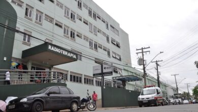 Impasse trabalhista no Hospital Araújo Jorge gera cobranças do sindicato sobre cortes e altos salários