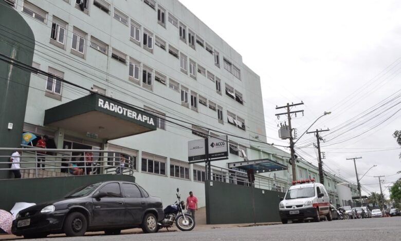 Impasse trabalhista no Hospital Araújo Jorge gera cobranças do sindicato sobre cortes e altos salários