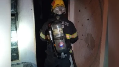 Incêndio destrói residência durante a madrugada e mobiliza bombeiros