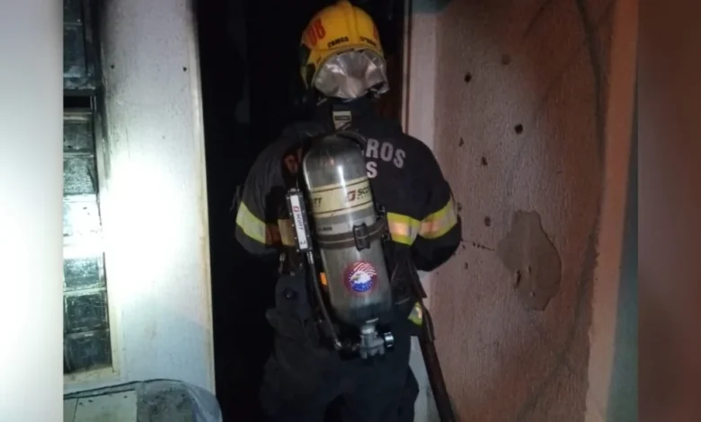 Incêndio destrói residência durante a madrugada e mobiliza bombeiros