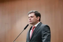 Issy Quinan aposta em discrição ao assumir interinamente a presidência da Alego