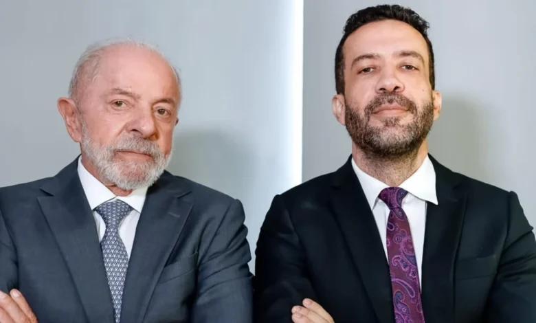 Janones redireciona militância após suspensão do canal Exército do Lula