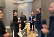Javier Milei e Eduardo Bolsonaro participam de gala conservadora em Washington