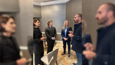 Javier Milei e Eduardo Bolsonaro participam de gala conservadora em Washington