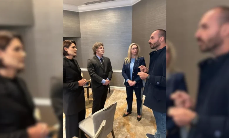 Javier Milei e Eduardo Bolsonaro participam de gala conservadora em Washington