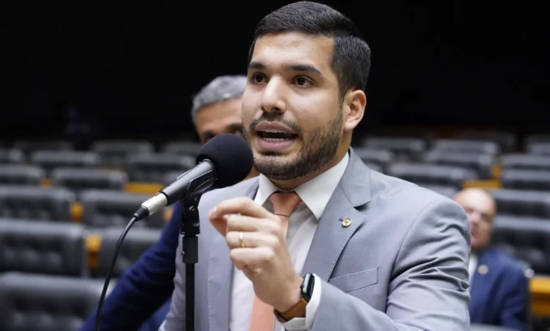 Justiça de São Paulo condena André Fernandes a pagar indenização a Erika Hilton