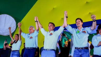 Lideranças políticas realizam carreata em apoio a Flávio Bolsonaro