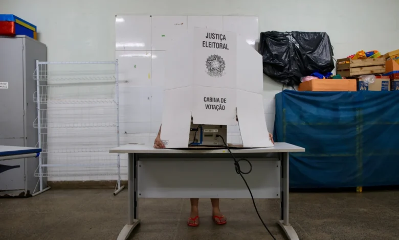 Logística e montagem das urnas eletrônicas marcam a véspera das Eleições 2026